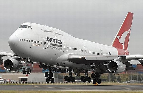 sized_Qantas-747-400.JPG